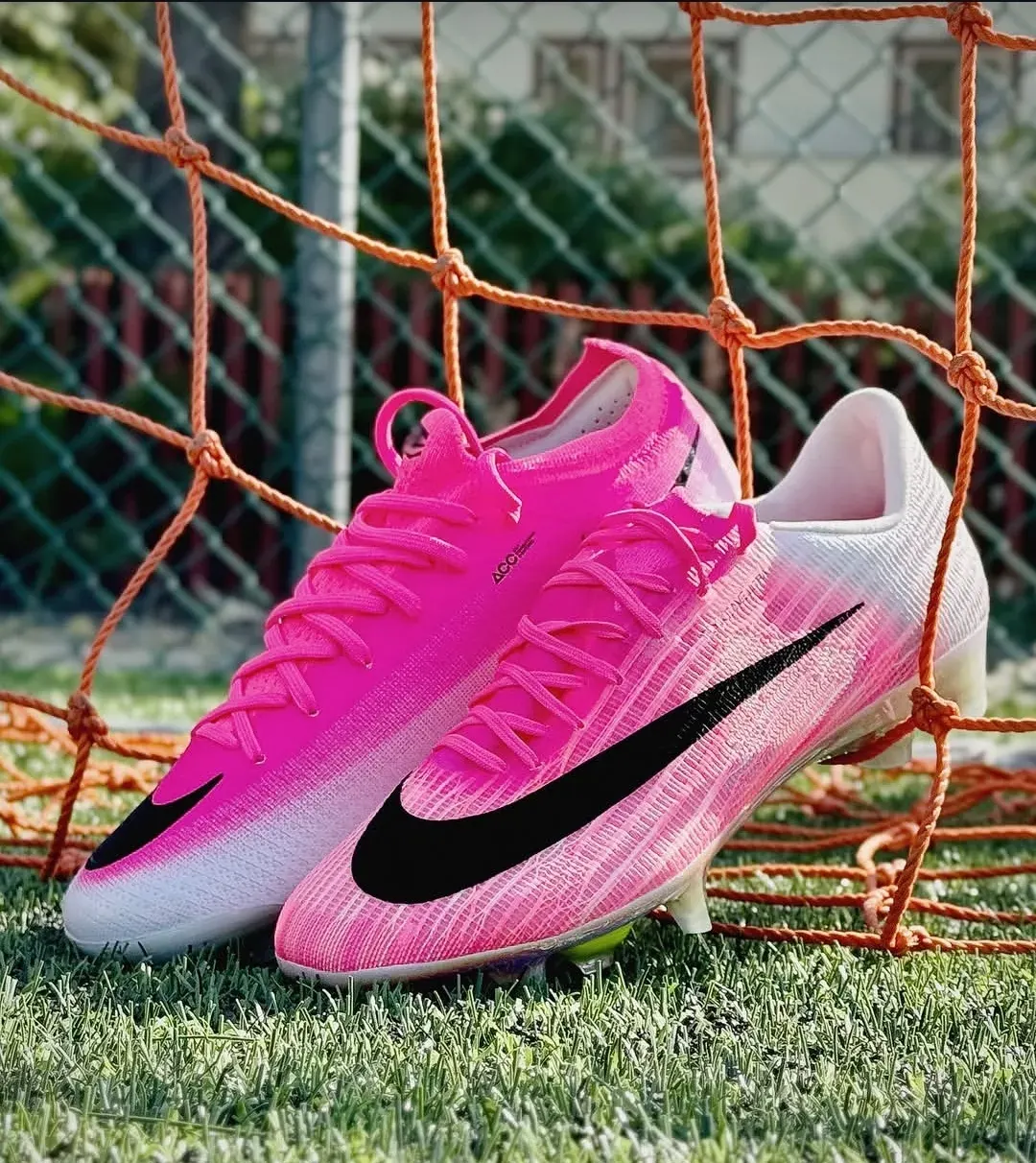 Mercurial Vapor 16 Academy IC "Pink Blast"